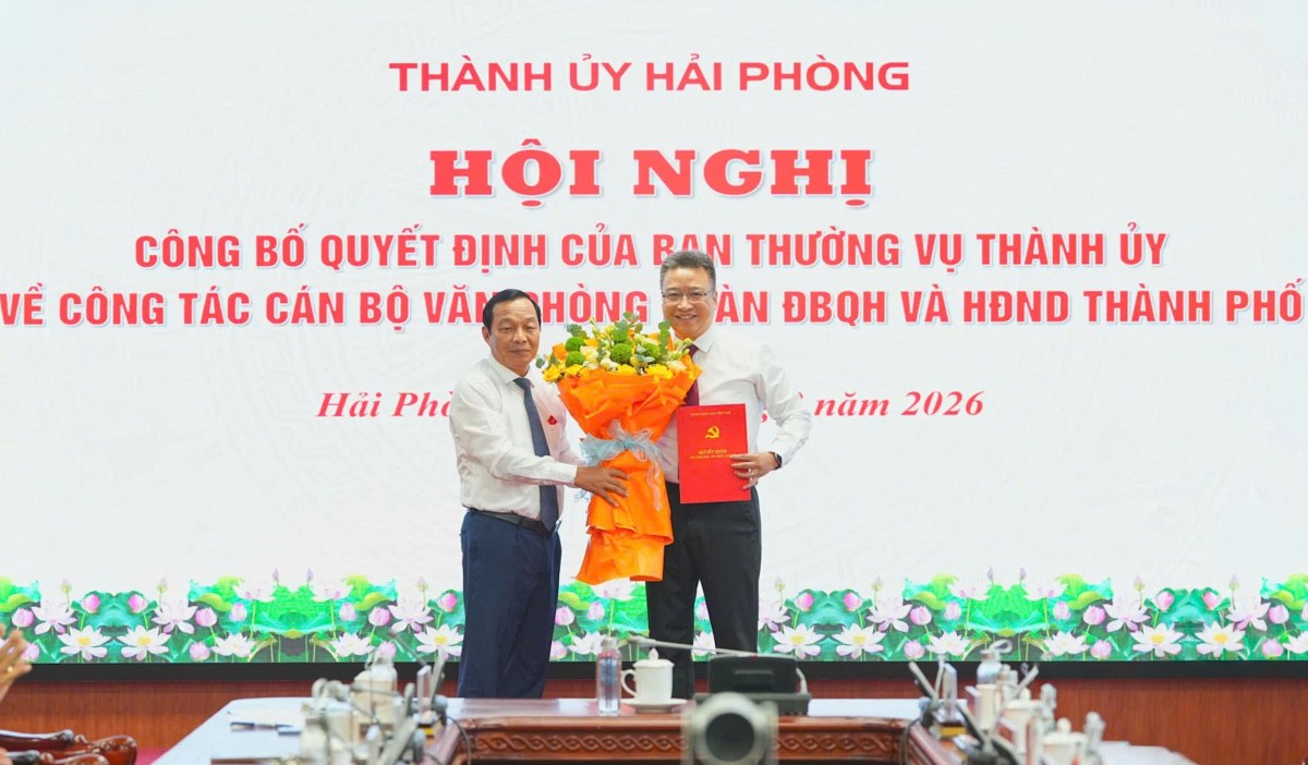 Ông Bùi Quốc Hùng - Phó Chánh Văn phòng Thành ủy được điều động, bổ nhiệm giữ chức vụ Phó Chánh Văn phòng Đoàn đại biểu Quốc hội và HĐND thành phố. Ảnh: Cổng TTĐT Hải Phòng