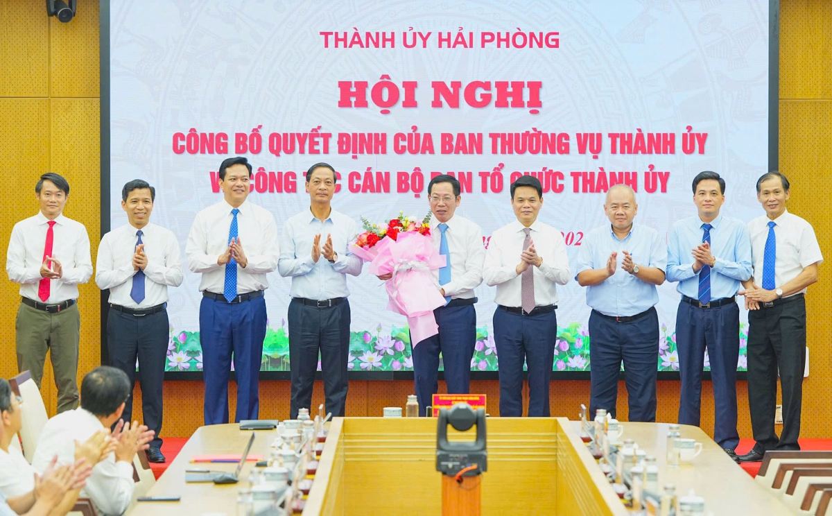 Ban Thường vụ Thành ủy phân công, điều động và bổ nhiệm ông Vũ Tiến Phụng giữ chức vụ Trưởng Ban Tổ chức Thành ủy. Ảnh: Cổng TTĐT Hải Phòng