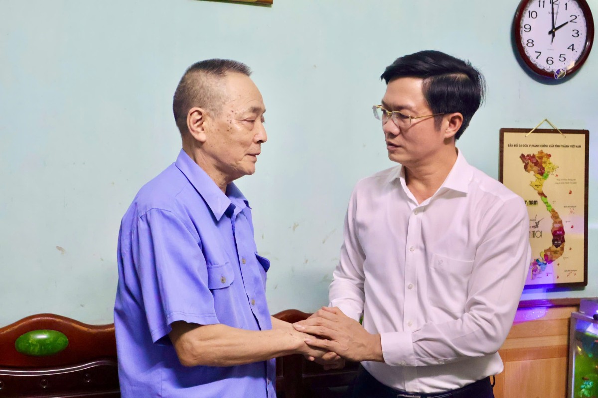 Chairman of the City Vietnam Fatherland Front Committee visits Mr. Nguyen Van Vung's family in Thanh Dong ward. Photo: Hai Phong e-Portal