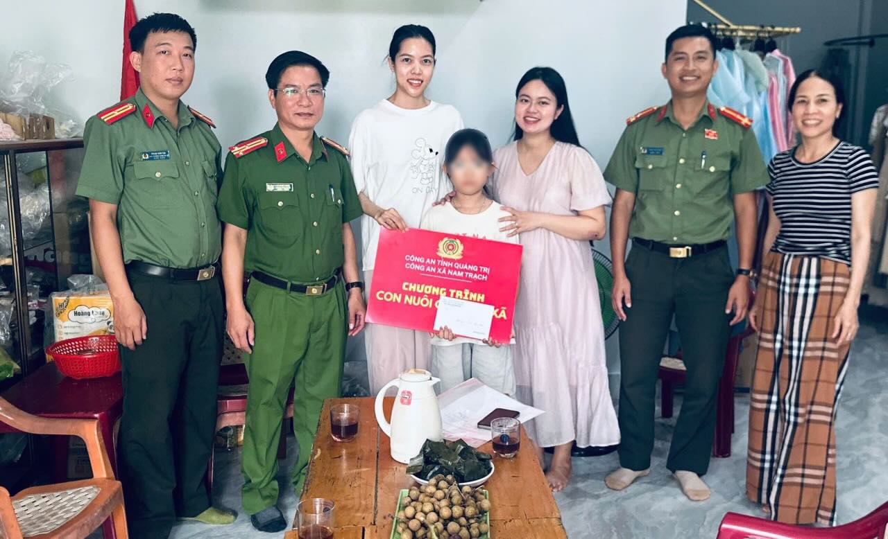 Nam Trach Commune Police sponsor children in difficult circumstances. Photo: Nam Trach Commune Police