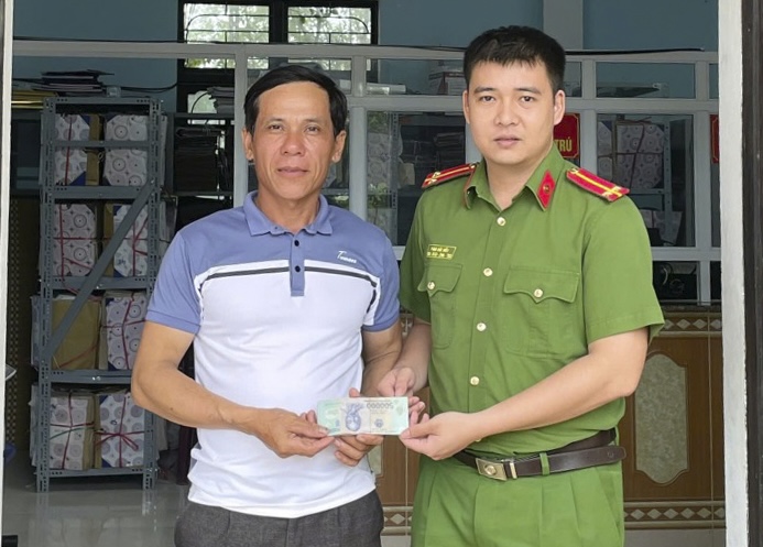 The 14 million VND found has been returned by Truong Phu Commune Police to the person who lost it. Photo: Truong Phu Commune Police