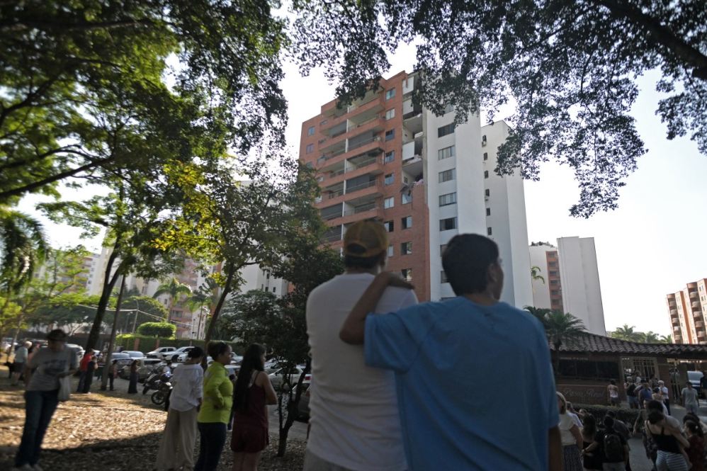 Colombian people evacuate after the earthquake on August 10. Photo: AFP