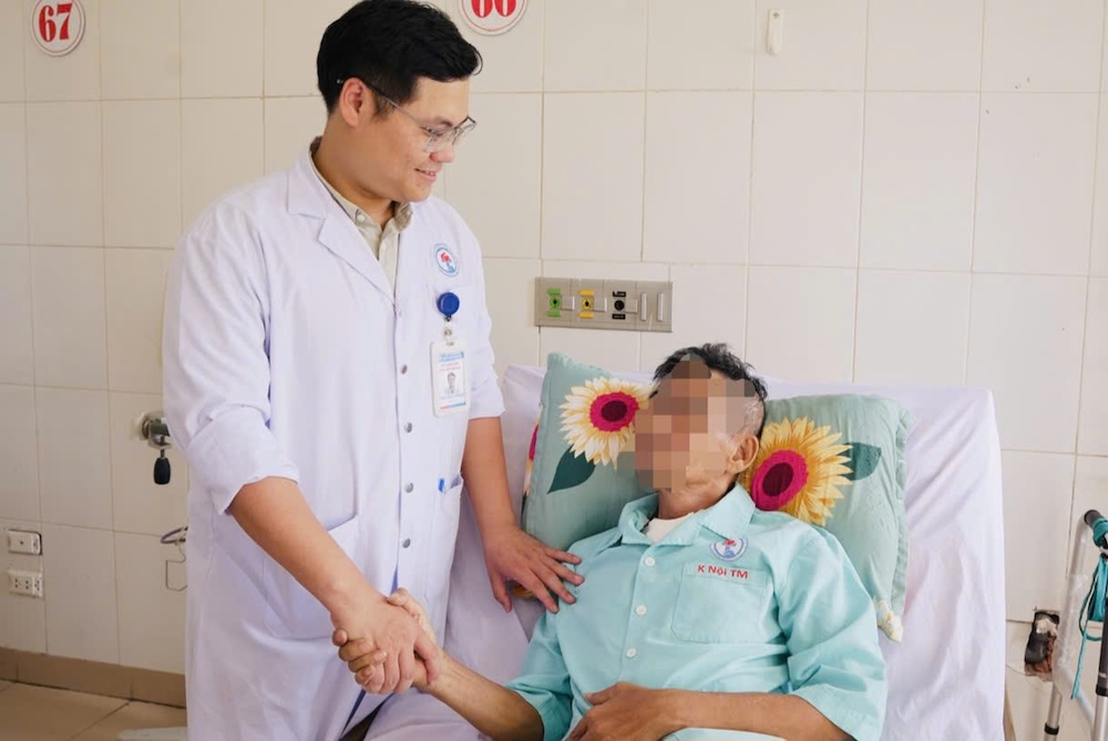 Patients with circulatory arrest due to myocardial infarction were intervened by doctors and nurses in time, miraculously recovering. Photo: Quang Tri Provincial General Hospital