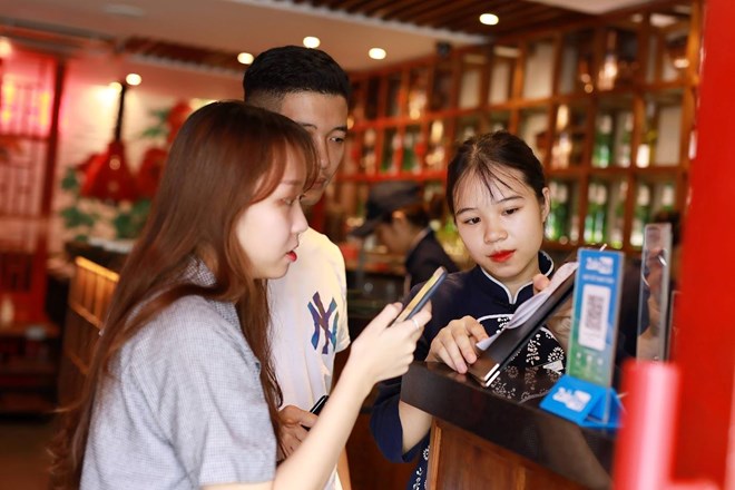 Business households determine their annual revenue level to participate in compulsory social insurance. Photo: Hai Nguyen