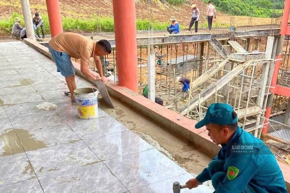 Militia soldiers of Muoi Noi commune support the construction of Phieng Pan Inter-level Boarding Primary and Secondary School. Photo: Mai Trang (taken on August 7, 2026).