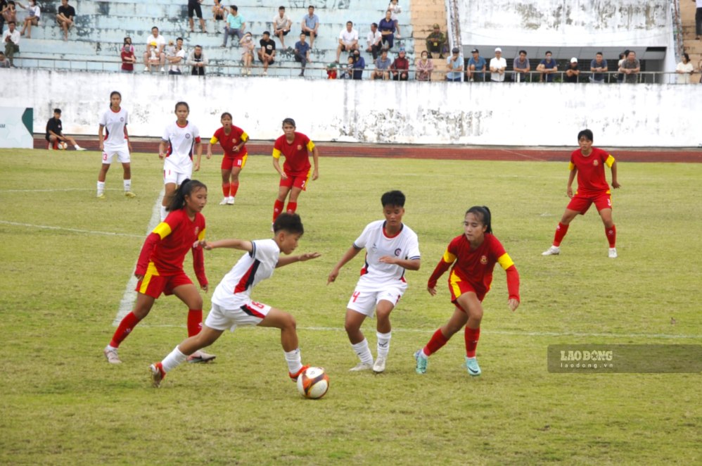Match between Son La U16 women's team (white jersey) and Ho Chi Minh City U16 women's team (red jersey) at the National U16 Women's Football Championship. Photo: Truong Son