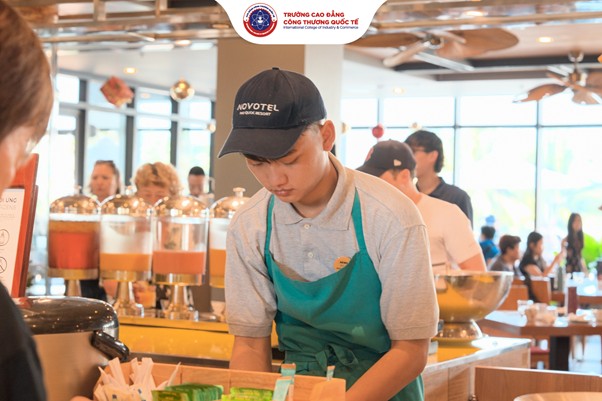 Business experience helps students majoring in Restaurant Management get acquainted with the standards of a professional service environment. Photo: ICC