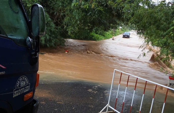 Heavy rain caused floodwaters to flow strongly, causing flooding of overflowing bridges in A Doi commune. Photo: People's Committee of A Doi commune