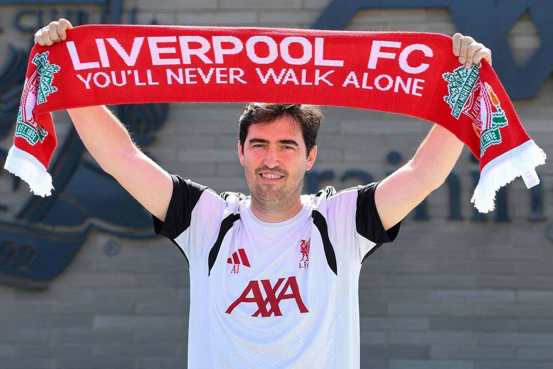 Iraola đang từng bước xây dựng niềm tin tại Anfield. Ảnh: AFP