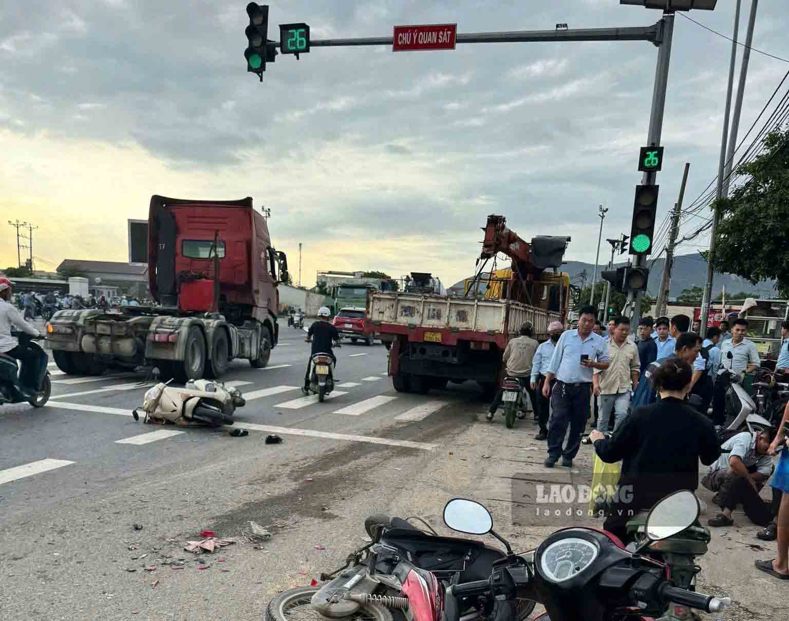 Scene of the truck accident hitting many motorbikes stopping at a red light in Ha Tinh. Photo: Hoang Anh