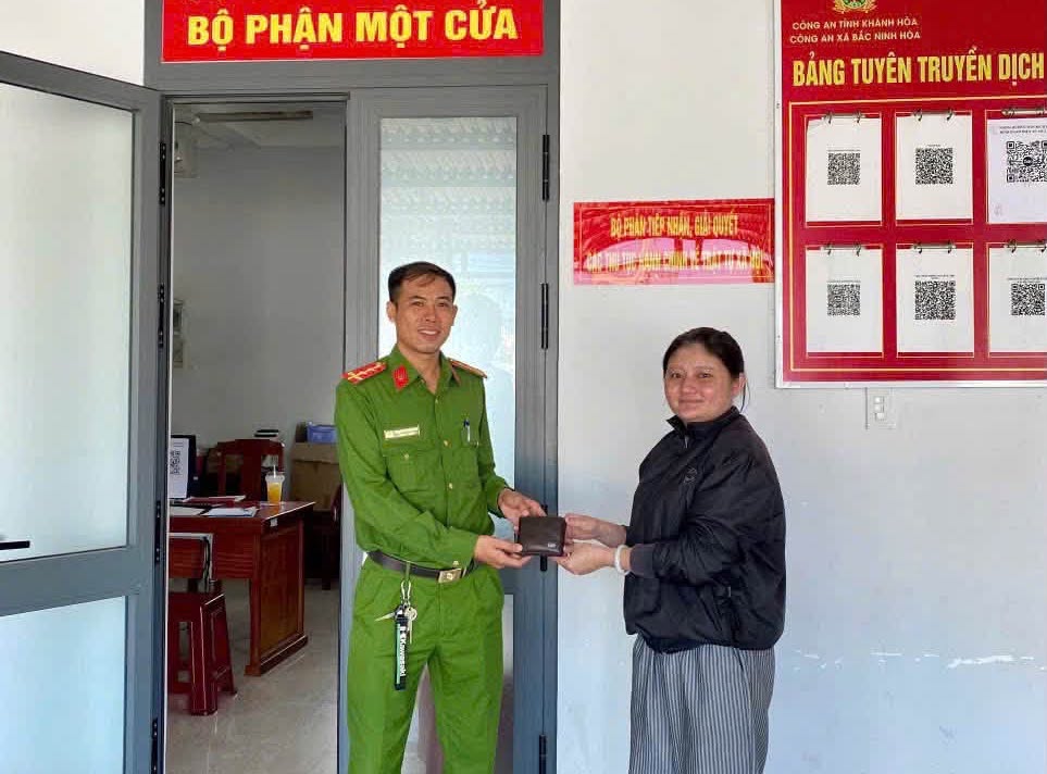 Commune police return property to people. Photo: Bac Ninh Hoa Police