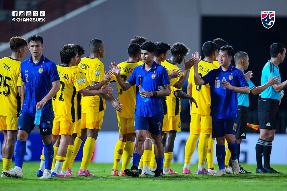 Malaysia (yellow shirt) lost 0-2 to Thailand in the 2026 ASEAN Cup group stage. Photo: FAT