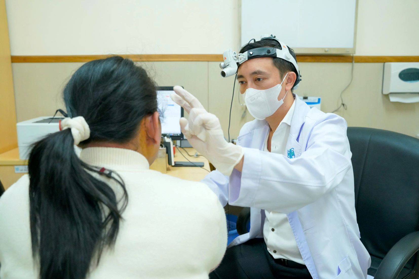 Bác sĩ thăm khám, kiểm tra cho một trường hợp cấy điện cực ốc tai. Ảnh: Bệnh viện cung cấp