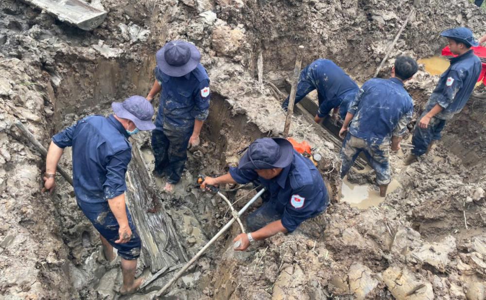 Team K92 performs the task of searching for martyrs' remains in Vinh Tuy commune. Photo: Phuong Vu/An Giang Military Command