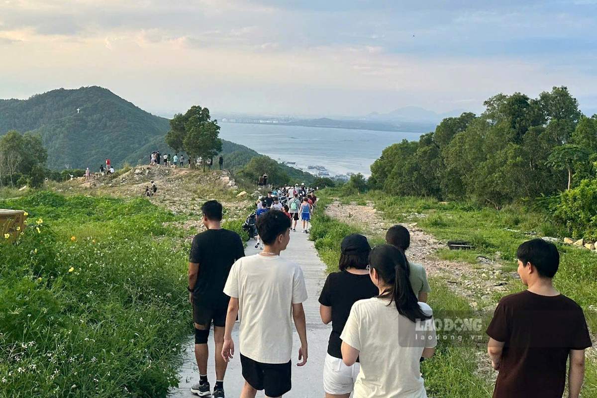 A large number of people and tourists experience the firebreak runway across the top of Big Mountain in Vung Tau. Photo: Thanh An