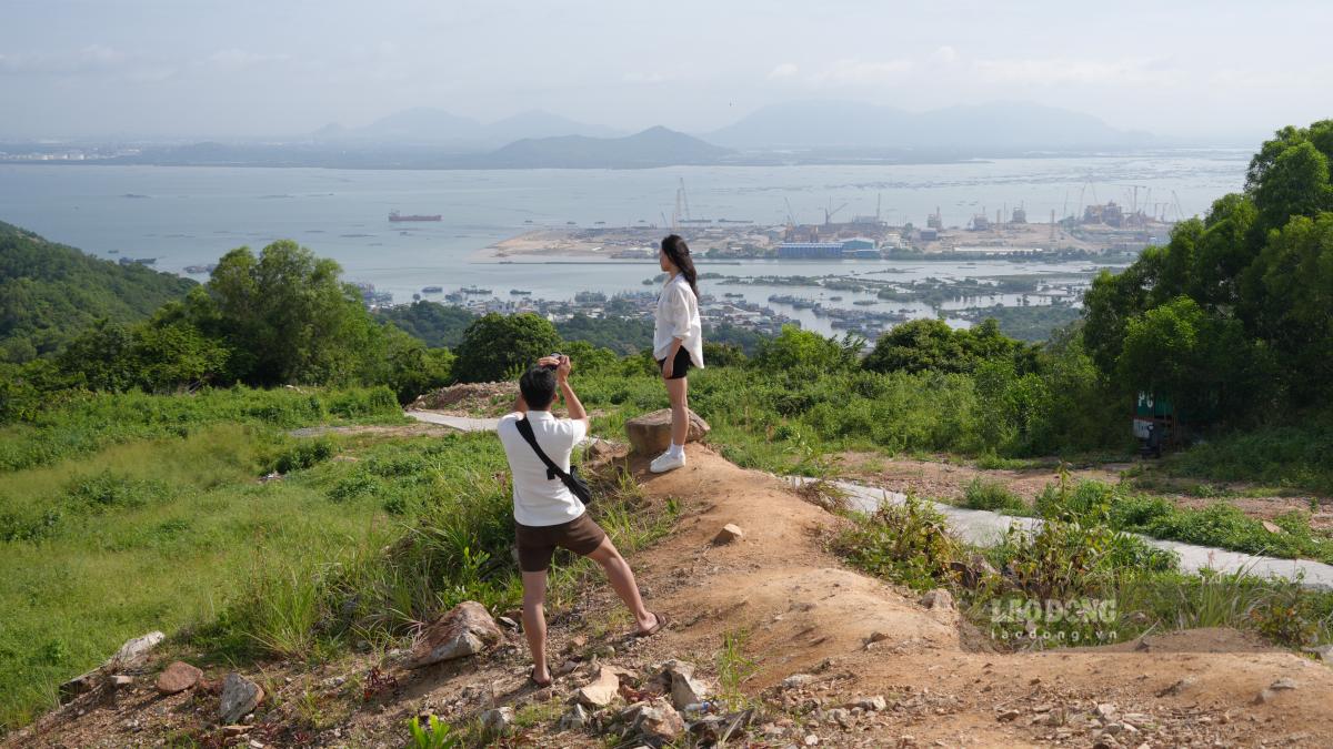 Khách check-in trên đỉnh núi Lớn ở Vũng Tàu. Ảnh: Thành An