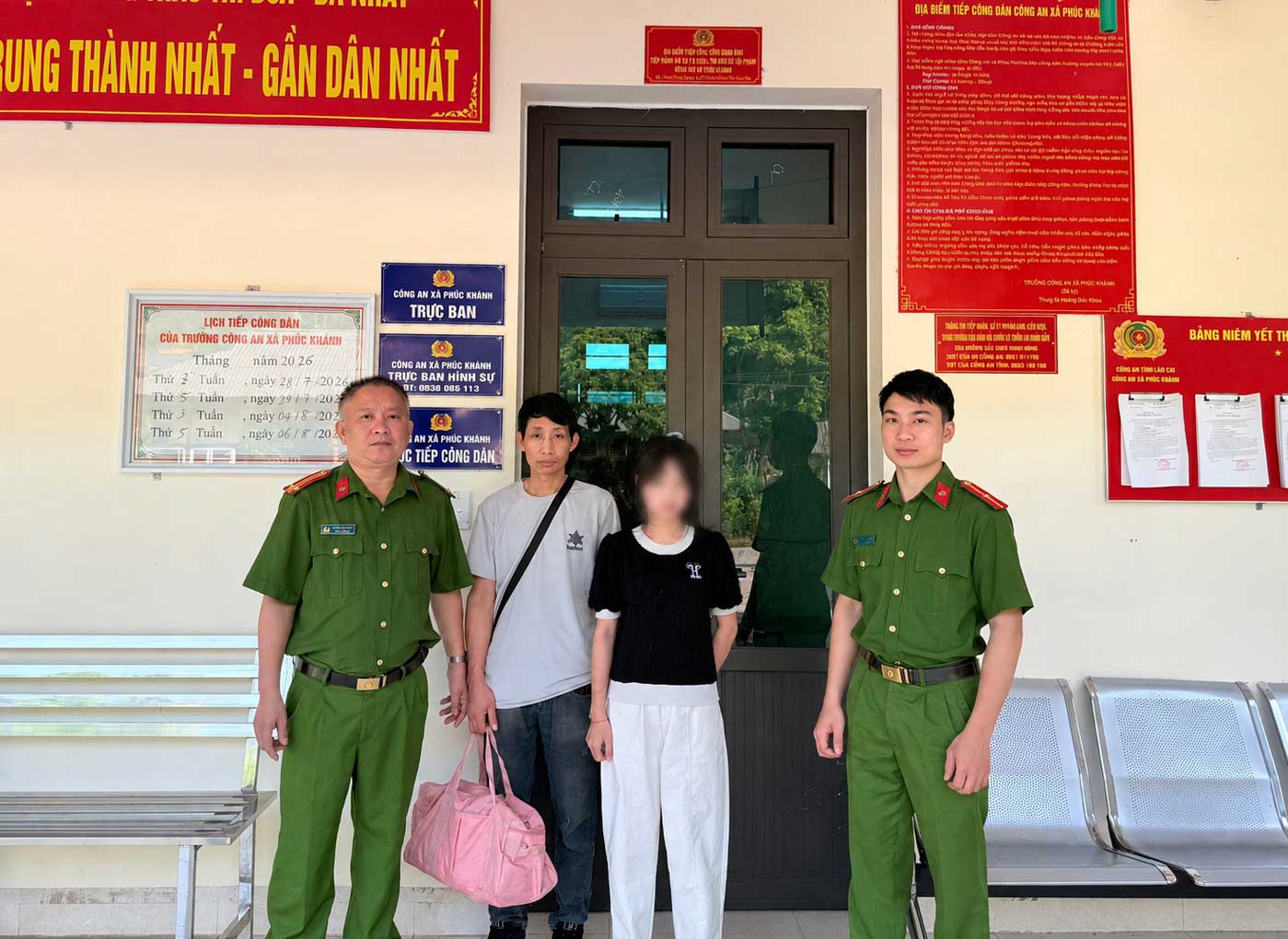Phuc Khanh Commune Police hand over baby N to the family for management and education. Photo: Lao Cai Provincial Police