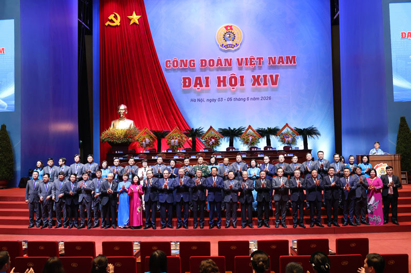 General Secretary and President To Lam and Leaders and former Party and State Leaders take photos with the Presidium and delegates attending the 14th Vietnam Trade Union Congress. Photo: Hai Nguyen