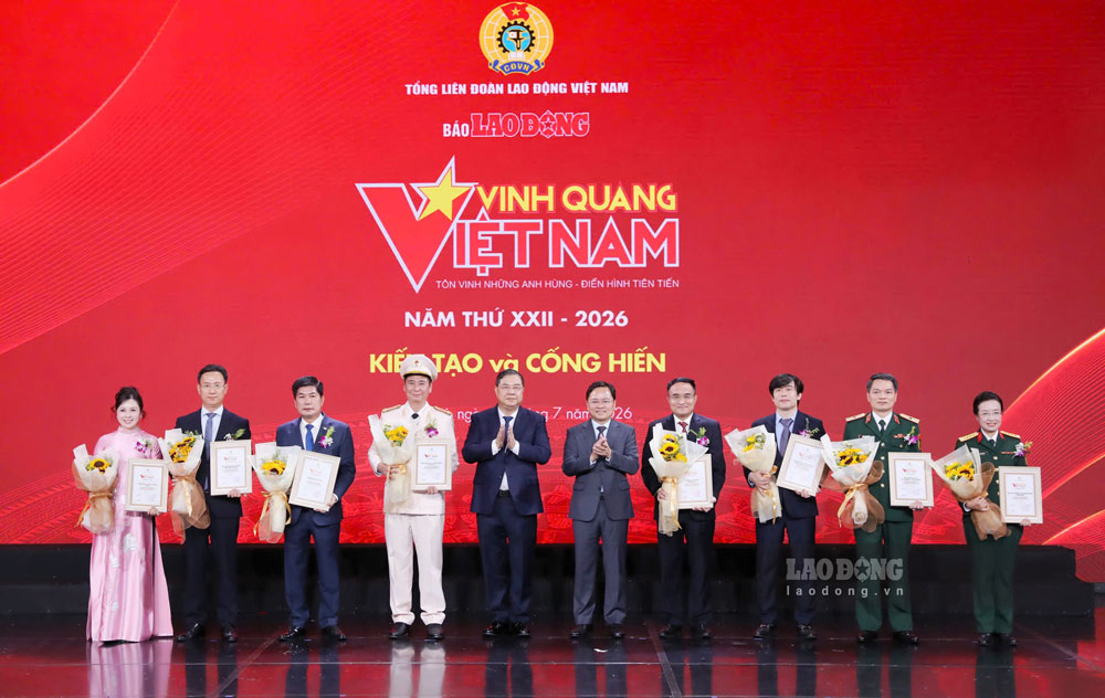 Politburo Member, Standing Deputy Prime Minister Pham Gia Tuc and Member of the Party Central Committee, Chairman of the Vietnam General Confederation of Labor Nguyen Anh Tuan present Certificates to 8 collectives honored at the Vinh Quang Vietnam 2026 Program. Photo: Hai Nguyen