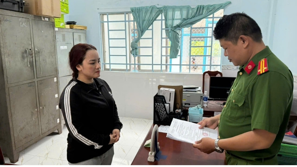 Công an thi hành lệnh bắt tạm giam Nguyễn Thị Cẩm Loan để điều tra vụ trộm cắp tài sản. Ảnh: Cổng TTĐT Công an Vĩnh Long
