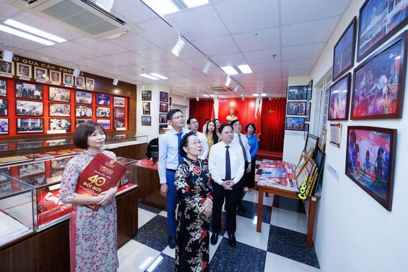 Nguyên Phó Chủ tịch nước, Chủ tịch Hội Khuyến học Việt Nam Nguyễn Thị Doan và Ủy viên Trung ương Đảng, Chủ tịch Tổng Liên đoàn Lao động Việt Nam Nguyễn Anh Tuấn thăm phòng truyền thống Báo Lao Động. Ảnh: Hải Nguyễn