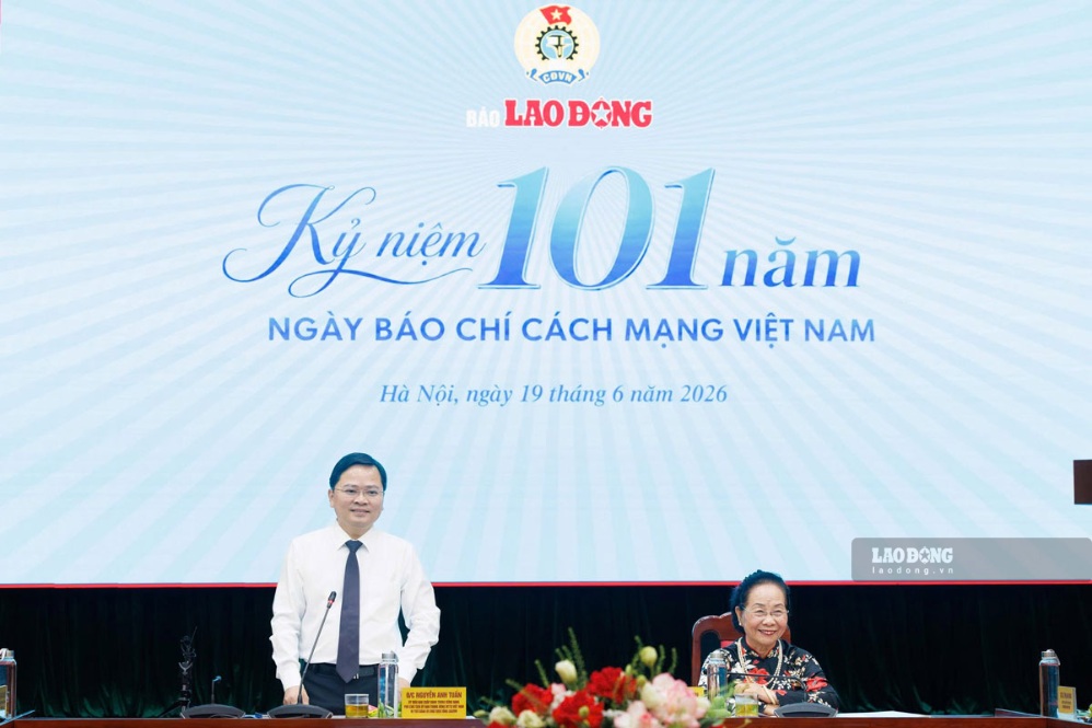 Former Vice President, Chairman of the Vietnam Association for Promoting Education Nguyen Thi Doan and Member of the Party Central Committee, Chairman of the Vietnam General Confederation of Labor Nguyen Anh Tuan working at Lao Dong Newspaper on the occasion of the 101st anniversary of Vietnam Revolutionary Press Day. Photo: Hai Nguyen