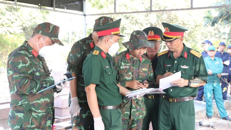 Các lực lượng lấy mẫu sinh phẩm hài cốt liệt sĩ để giám định ADN. Ảnh: Hoàng Lộc