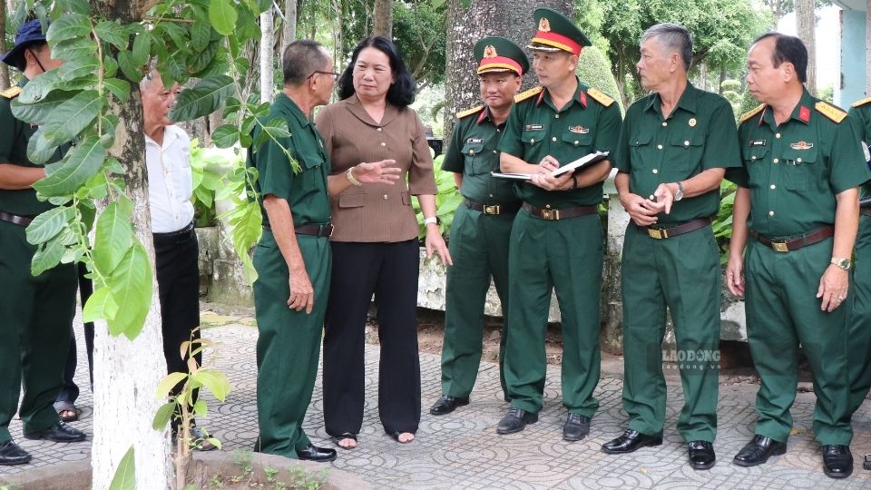 Ms. Nguyen Thi Be Muoi exchanges information with witnesses about the martyr's grave. Photo: Hoang Loc