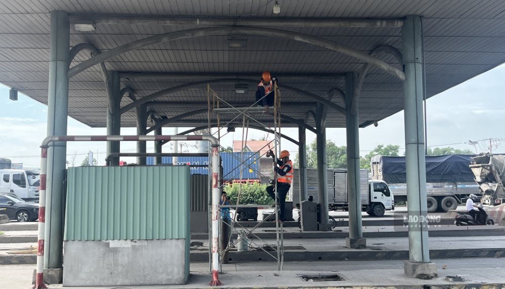 Tháo dỡ khu vực các ki ốt. Ảnh: HAC