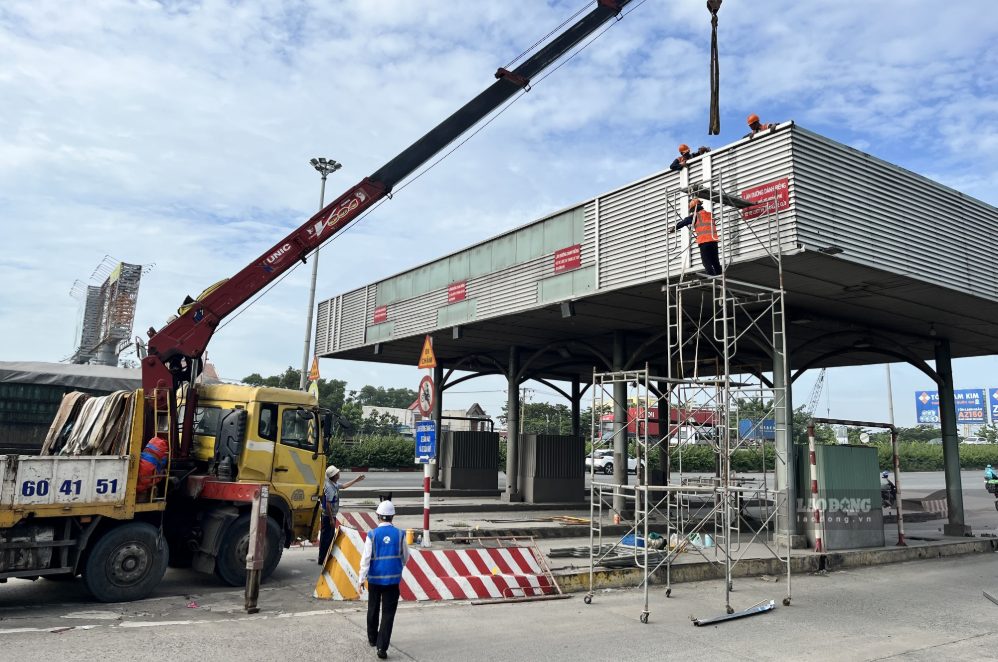 Đơn vị thi công tiến hành tháo dỡ trạm thu phí cầu Đồng Nai hướng từ Đồng Nai đi TPHCM. Ảnh: HAC