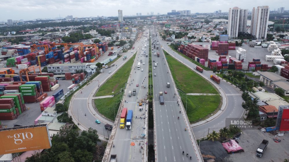 Cầu Đồng Nai cũng đang tiến hành sửa chữa. Ảnh: HAC