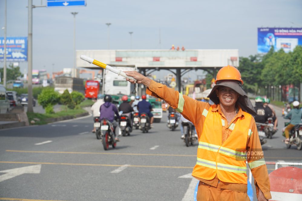 Cơ quan chức năng phân làn, điều tiết giao thông khu vực cầu Đồng Nai. Ảnh: HAC