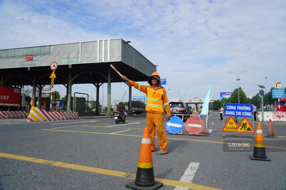 Phân luồng giao thông khu vực trước trạm thu phí cầu Đồng Nai. Ảnh: HAC