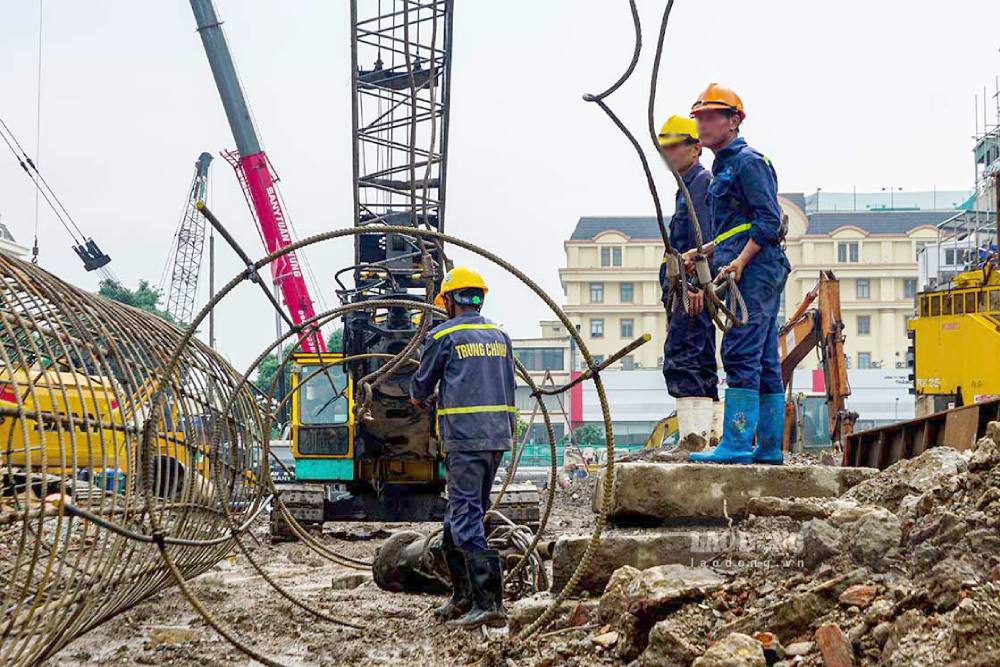 Voters proposed to consider the experience of the commander when issuing construction supervision certificates. Photo: Huu Vu