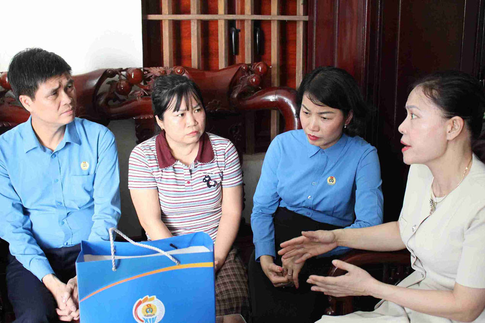 Standing Vice President of the Vietnam General Confederation of Labor Ngo Duy Hieu visits and inquires about the health of Ms. Hoang Thi Huong. Photo: Mai Huong