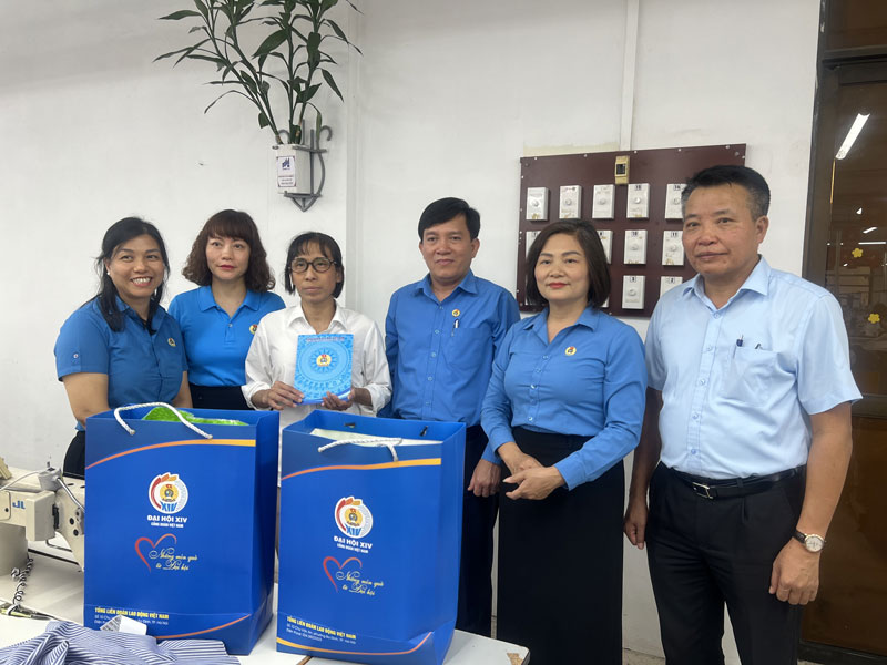 Phó Chủ tịch Tổng LĐLĐVN Nguyễn Xuân Hùng (thứ 4 từ trái sang) cùng lãnh đạo Công đoàn ngành, lãnh đạo Tổng Công ty May 10 - CTCP trao món quà từ Đại hội XIV Công đoàn Việt Nam cho chị Đặng Thị Từ (thứ 3 từ trái sang) tại nơi chị làm việc. Ảnh: Kiều Vũ