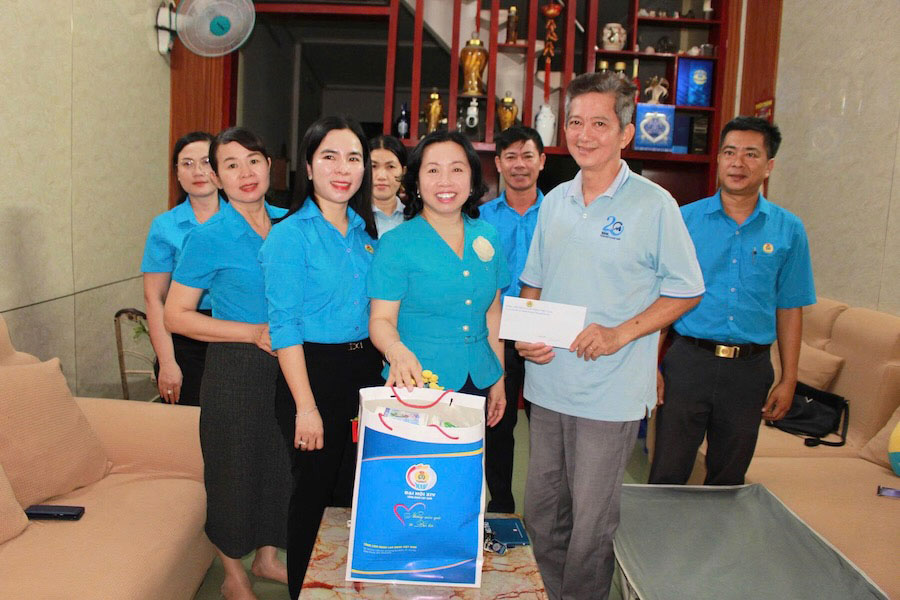 Phó Chủ tịch Tổng LĐLĐVN Thái Thu Xương (thứ 2 từ phải sang) trao quà cho đoàn viên, người lao động Công đoàn cơ sở Công ty Cổ phần Dược Minh Hải. Đây là một trong số những suất quà từ Chương trình “Những món quà từ Đại hội XIV Công đoàn Việt Nam” phân bổ cho LĐLĐ tỉnh Cà Mau. Ảnh: THIỆU VŨ