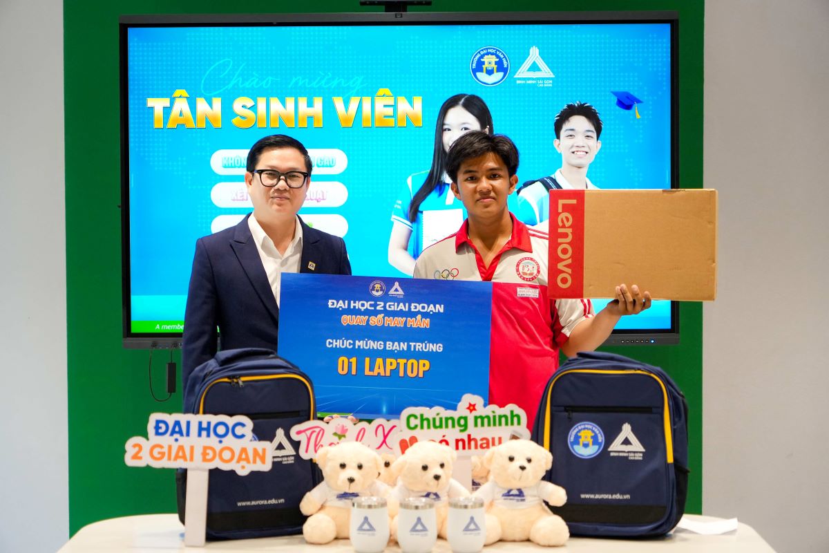 Candidates register for admission at the link https://xettuyen. aurora. edu. vn/ and receive the opportunity to draw lots to win many special prizes. Photo: Van Hien University
