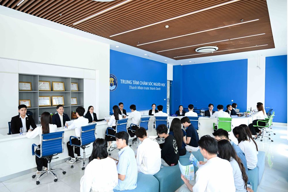 Đông đảo Phụ huynh, Thí sinh đến trường để được tư vấn và làm thủ tục nhập học. Ảnh: Đại học Văn Hiến