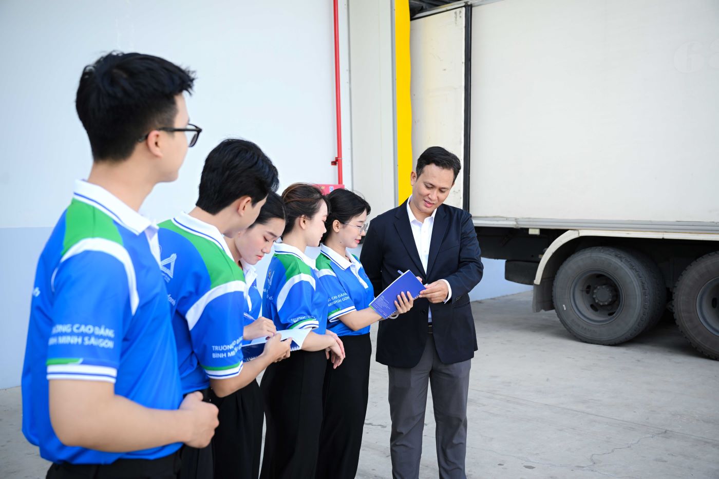 Sinh viên Đại học 2 giai đoạn được trải nghiệm doanh nghiệp vào học kỳ đầu tiên của năm nhất để tiếp cận thực tế ngành học 