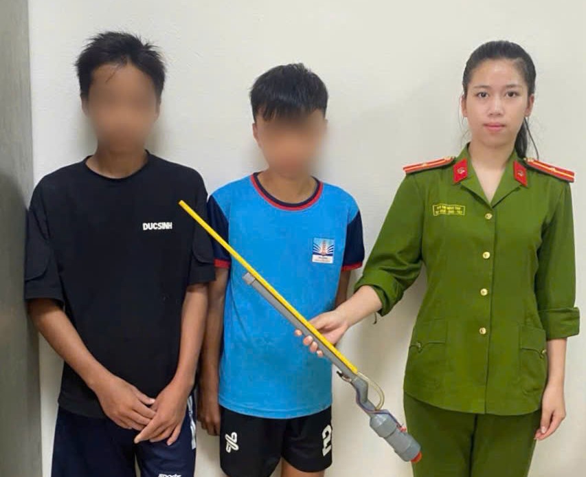 2 teenagers hand over homemade guns to Hien Luong Commune Police. Photo: Source Phu Tho Police