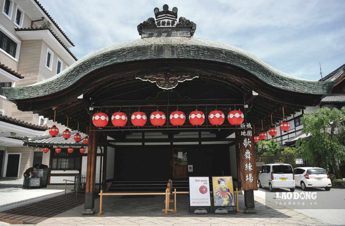 Lối vào Gion Kagai Art Museum, bảo tàng đầu tiên tại Kyoto dành riêng cho việc lưu giữ, giới thiệu nghệ thuật và đời sống của geiko, maiko ở khu Gion Kobu.