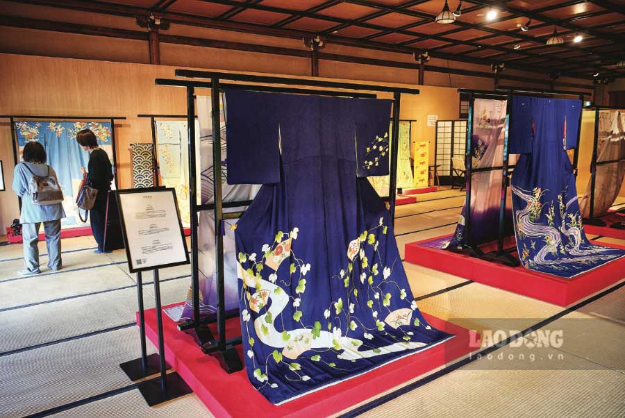 Kimono của geiko và maiko được vẽ, nhuộm và thêu thủ công, phản ánh vẻ đẹp tinh tế của nghệ thuật dệt may Kyoto.