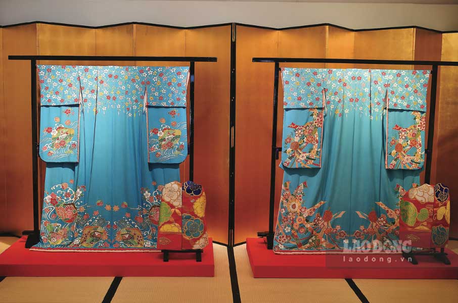 Những bộ kimono dùng trong các buổi biểu diễn của geiko được trưng bày như những tác phẩm nghệ thuật, với họa tiết thêu và nhuộm thủ công đặc trưng của Kyoto.