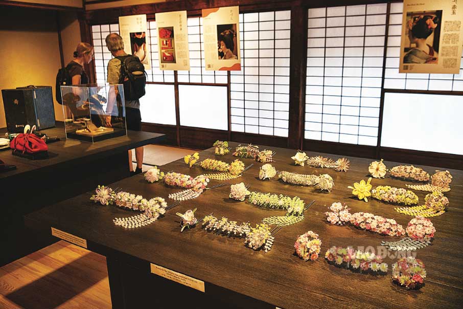 Không gian trưng bày các bộ kanzashi của geiko và maiko. Mỗi kiểu hoa, màu sắc và cách kết hợp phản ánh mùa trong năm cũng như cấp bậc của người sử dụng.