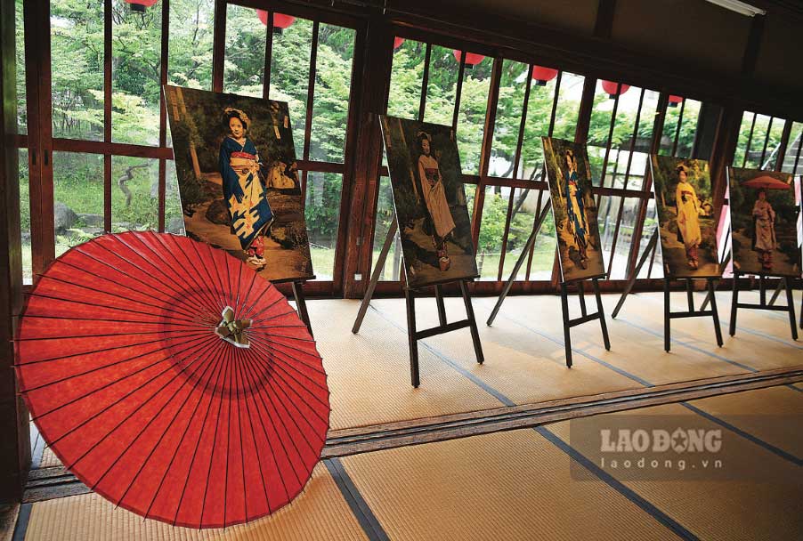 Không gian triển lãm ảnh giới thiệu vẻ đẹp và đời sống của geiko, góp phần giúp du khách hiểu hơn về nghệ thuật truyền thống Kyoto.