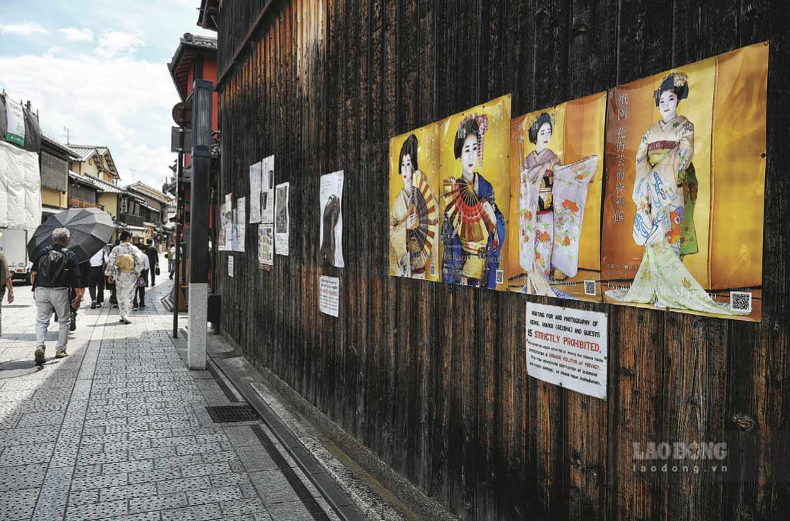 On Hanamikoji Street (Gion, Kyoto), next to the Gion Kagai Art Museum introduction poster is a sign reminding visitors not to chase or take photos of geiko, maiko when they are moving, in order to protect privacy.