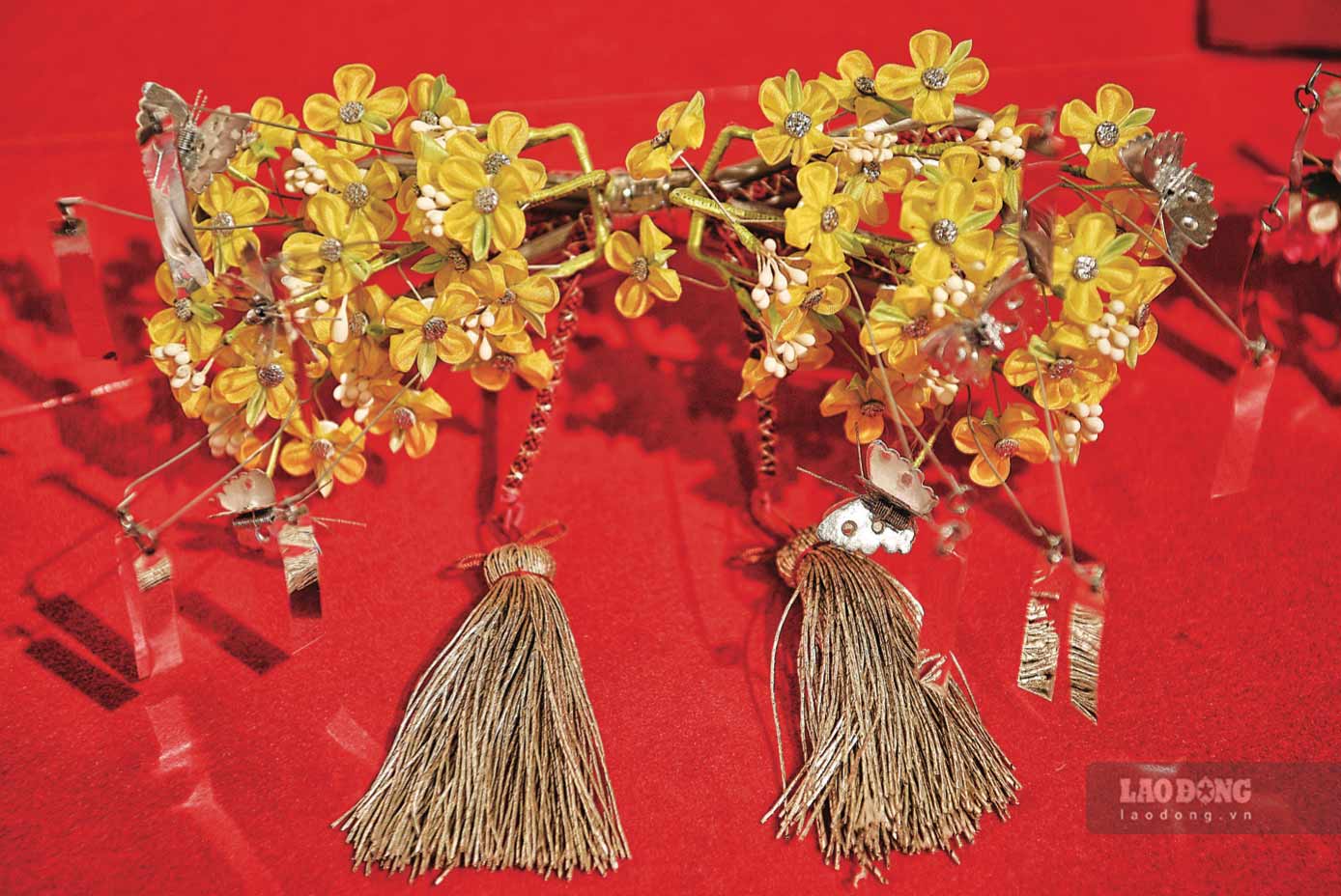 Trâm cài tóc của maiko. Những bông hoa lụa thủ công được chế tác bằng kỹ thuật tsumami-zaiku, kết hợp cùng các tua rua và chi tiết kim loại.