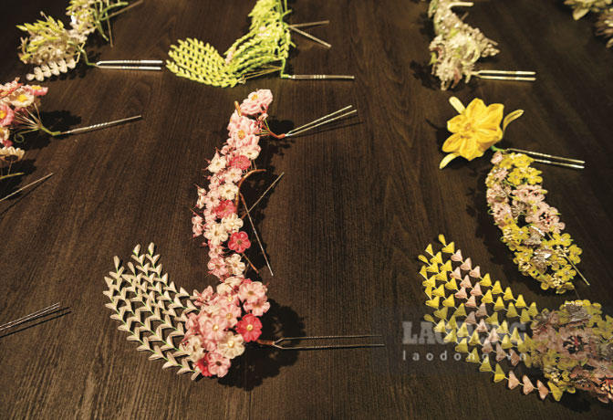 Kanzashi là những trâm cài tóc truyền thống của Nhật Bản, được chế tác thủ công từ lụa, kim loại và giấy. Hoa văn và màu sắc thay đổi theo từng mùa, là phụ kiện đặc trưng trong trang phục của geiko và maiko ở Kyoto.