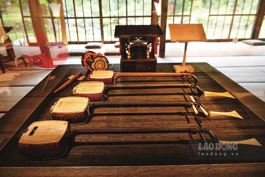 Đàn shamisen cùng các nhạc cụ truyền thống được geiko và maiko sử dụng trong các buổi múa, hát và biểu diễn nghệ thuật cổ truyền Kyoto.